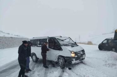 Van’da yoldan çıkan minibus kara saplandı 