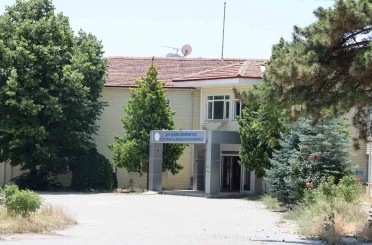 Vandallar, eski fizik tedavi merkezinin duvarlarına sprey boyalarla yazı yazdı 
