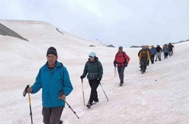 Vangölü aktivistlerinden Süphan Dağı zirvesinde ‘Van Gölü’ mesajı 