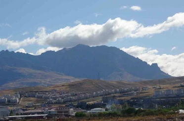 Van’ı çevreleyen dağlarda bulut şöleni 