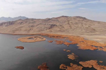 Van’ın 2 bin 800 yıllık mühendislik harikası kuruyor: Keşiş Gölü’nde su seviyesi endişe veriyor 