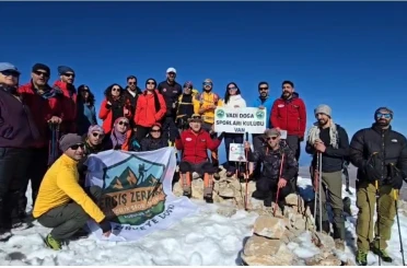 Vanlı dağcılardan ’Öğretmenler Günü’ne özel tırmanış 