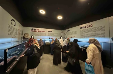 Vanlı kadın ve çocuklar müzeyi gezerek tarihi eserleri görme fırsatı buldular 