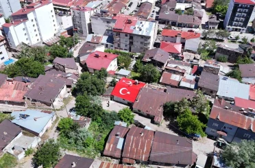 Vatan sevgisini evinin çatısına işledi 