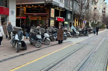 Vatandaş hatalı park edilen kurye motosikletlerinden rahatsız 
