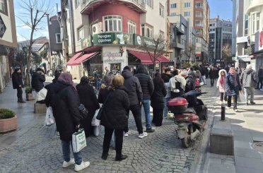 Vatandaşlar indirim için metrelerce kuyruk oluşturdu 