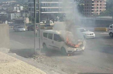 Vatandaşlar kovalarla su taşıdı, araç yanmaktan kurtuldu 