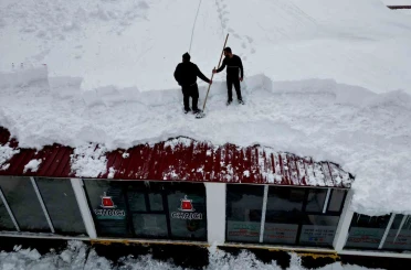 Vatandaşlar zarar görmesin diye çatılarda temizlik mesaisi başladı 