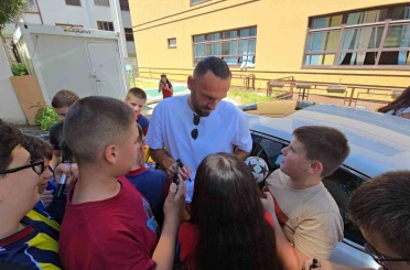 Vedat Muriqi’e Prizren’de öğrencilerden büyük ilgi 