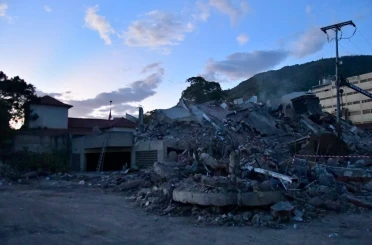 Venezuela’da enkaz altındaki çocuk 6 saatlik operasyonla kurtarıldı 