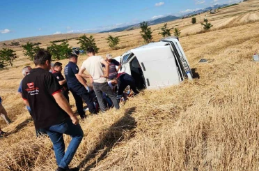 Vezirköprü’de otomobil tarlaya uçtu: 2 yaralı 
