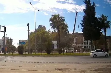 Vinçten düşen beton blok korkuttu
