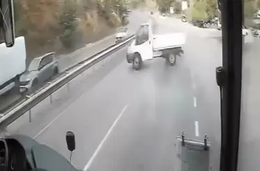 Virajı alamayan kamyonet spin attı: O anlar kamerada

