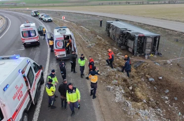 Virajı alamayan otobüs şarampole devrildi: 23 yaralı