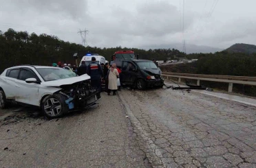 Virajı alamayan otomobil minibüsle kafa kafaya çarpıştı: 4 yaralı 