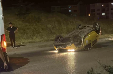 Virajı alamayan ticari taksi ters döndü: 2 yolcu yaralandı 