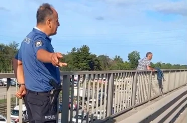 Viyadük üzerinde intihara kalkışan şahsı polis ikna etti 