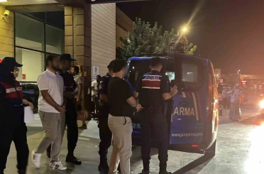 Vize dolandırıcılığı operasyonunda şüpheliler ve yakınları gazetecilere tepki gösterdi 