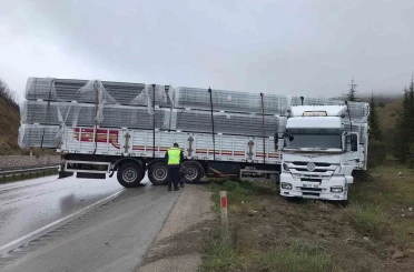 Yağış nedeniyle kayan tır yoldan çıktı 