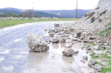Yağış sonrası topraktan kaydı, kayalar yolu kapattı 