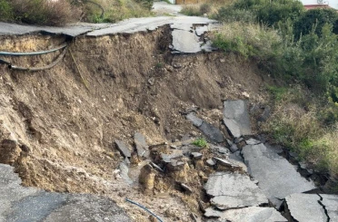 Yağışlar heyelanı tetikledi: Çeşme’de toprak kayması 