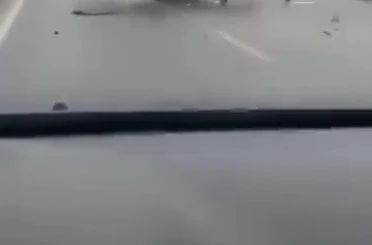 Yağışlı yolda makas atan otomobil tepetaklak oldu 