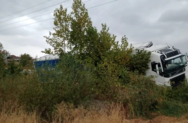 Yağışta yoldan çıkan tır şarampole girdi