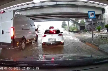 Yağmur, Adana’yı felç etti: Hortum oluştu, araçlar yolda mahsur kaldı 