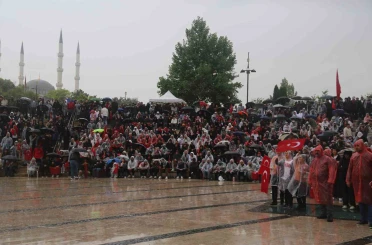 Yağmur dinlemediler, milli takım için meydana koştular 