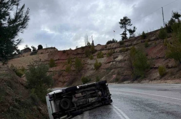 Yağmur sonrası kayganlaşan yolda pikap yan yattı 