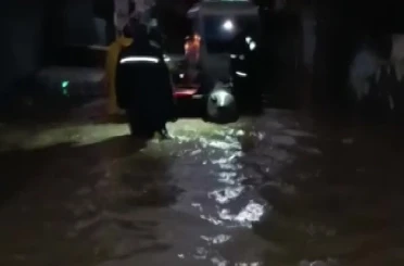 Yağmur sonrası su basan evlerde mahsur kalanlar kurtarıldı 