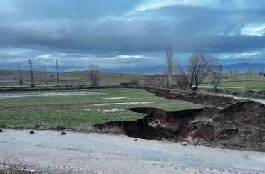 Yağmur sonrası yolda 4 metre derinliğinde çukur oluştu 
