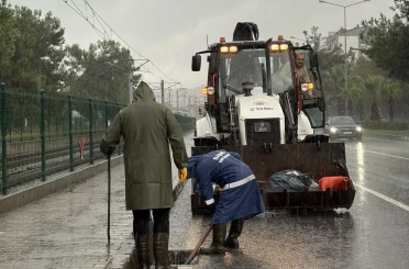 Yağmur suyu birikintilerine anında müdahale 