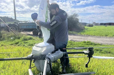 Yağmurdan çamura dönen tarlalarda çiftçi çözümü dronda buldu 