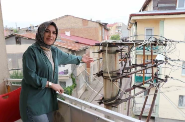 Yağmurlu havada evi şimşek değil, elektrik direğinden çıkan kıvılcımlar aydınlatıyor 