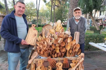 Yakacak olarak kullanılan zeytin odunlarını mutfak gereçlerine dönüştürüyor 
