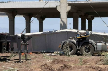 Yaklaşık 15 tonluk beton blok altında kaldılar: 1 ölü, 1 yaralı 