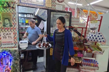 Yaklaşık 3 metrekarelik iş yerini sanat eseri niteliğinde bir mekâna dönüştürdü 