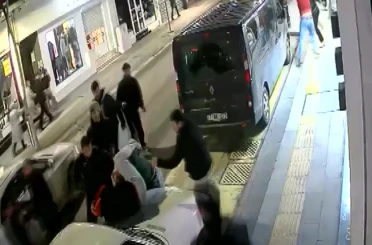 Yalova’da 9 kişilik grubun esnafa saldırdığı anlar kamerada 