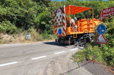 Yalova’da köy yollarında çizgi ve boyama çalışmaları sürüyor 