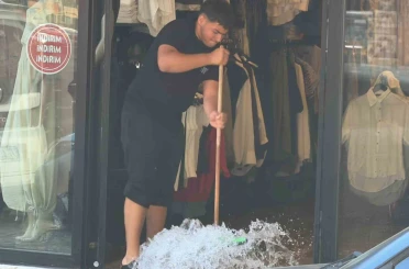 Yalova’da su borusu patladı, 4 iş yerini su bastı 