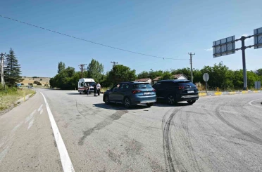 Yalvaç’ta iki otomobil kavşakta çarpıştı: 6 yaralı 