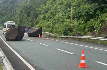 Yamaçtan kopan dev kayalar Karadeniz Sahil Yolu’na düştü 