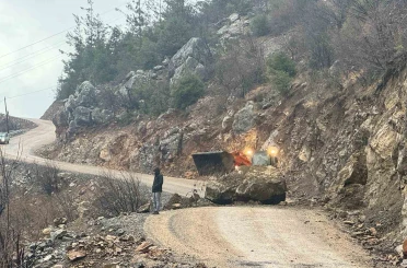 Yamaçtan kopan kaya yola düştü 