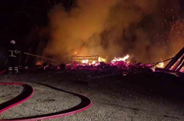 Yanan evdeki tüpün bomba gibi patladığı anlar kamerada 