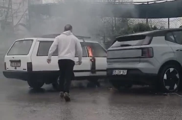 Yanan otomobile yol kenarındaki su birikintisinden doldurduğu kovayla müdahale etti 