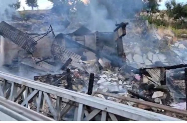 Yangın çıkan ev çöktü, iki kardeş hayatını kaybetti 