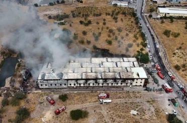 Yangın peşlerini bırakmadı: Aynı mobilya markasının fabrikası 2 ayda 2 kez yandı 