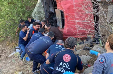 Yangına giden itfaiye aracı şarampole yuvarlandı: 2 itfaiye eri yaralı 