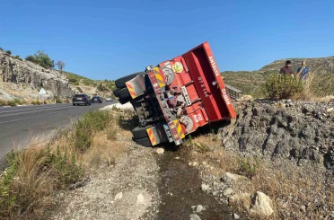 Yangına giden orman ekibinin su ikmal aracı kaza yaptı 